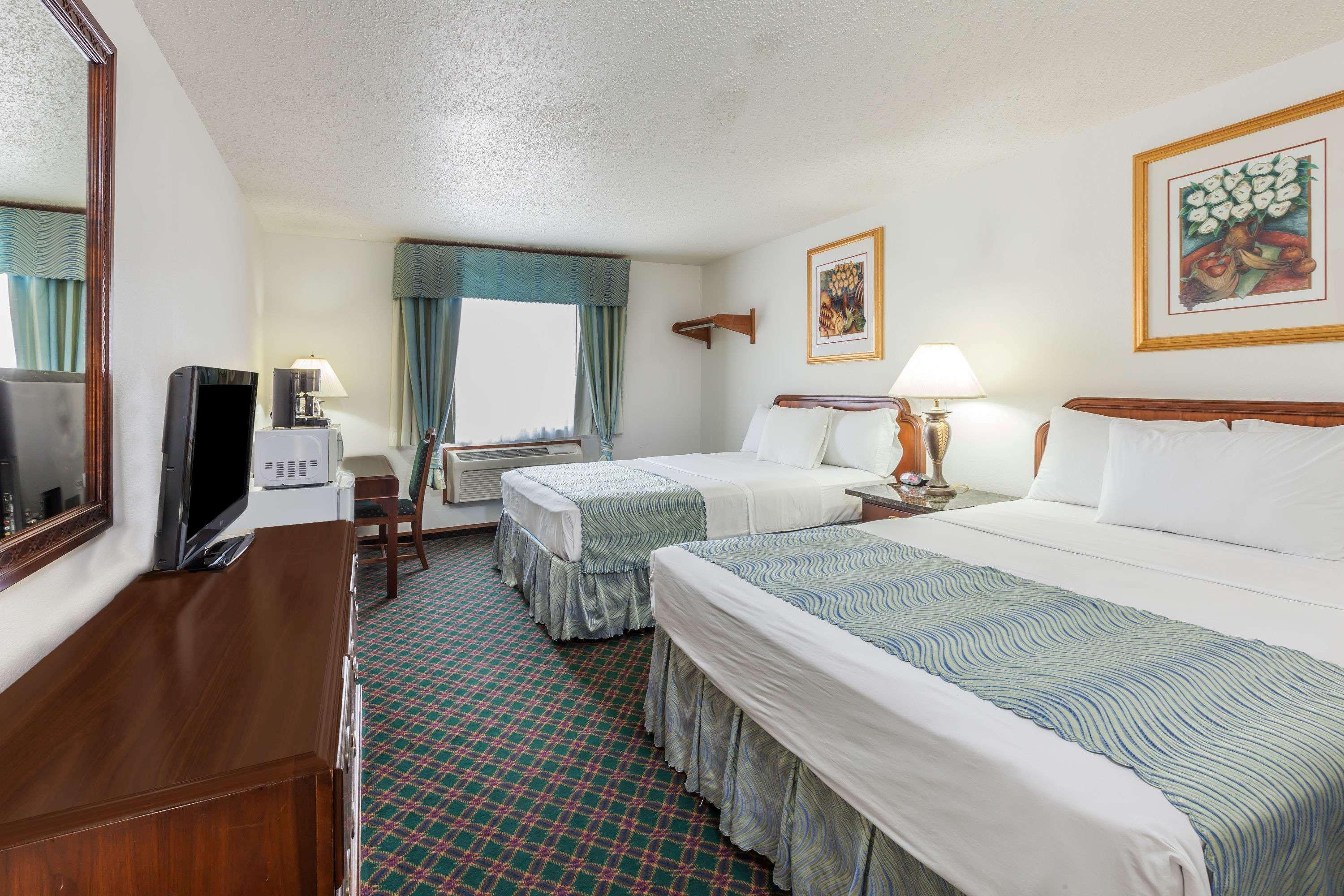 Super 8 By Wyndham Dfw Airport/south Hotel