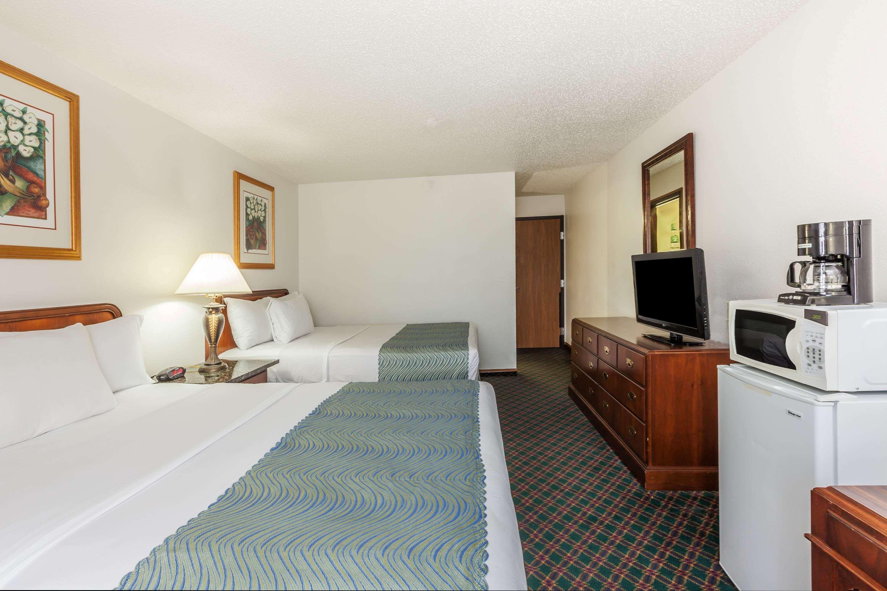 Super 8 By Wyndham Dfw Airport/south Hotel 2*