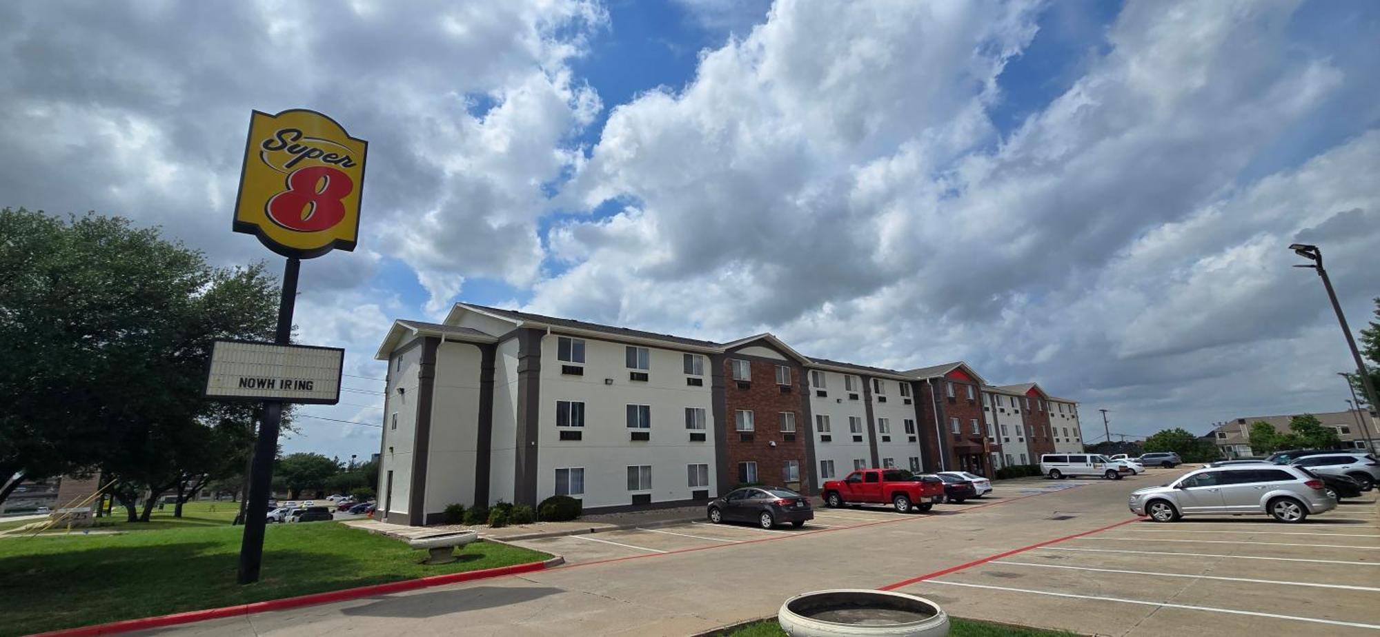 Hotel Super 8 By Wyndham Dfw Airport/south