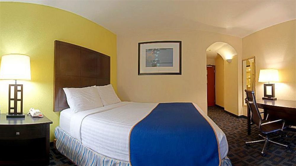 Super 8 By Wyndham Dfw Airport/south