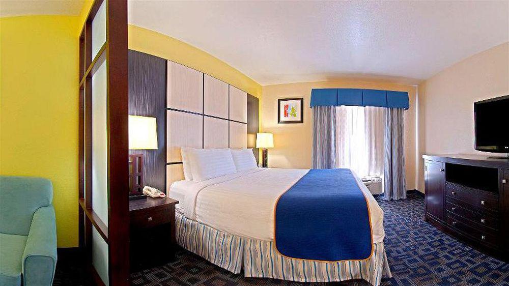 Hotel Super 8 By Wyndham Dfw Airport/south 2*