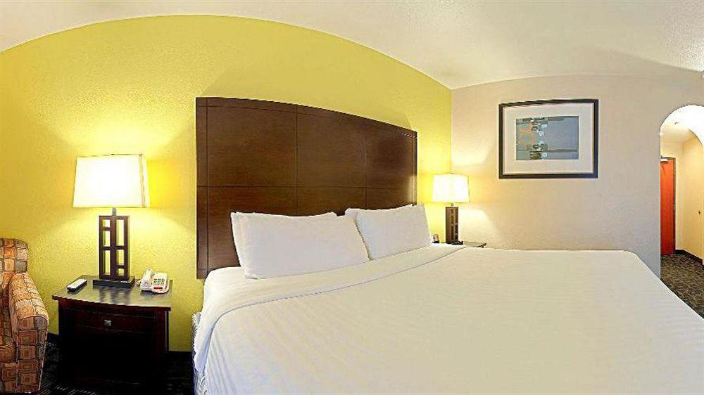 Super 8 By Wyndham Dfw Airport/south Hotel 2*